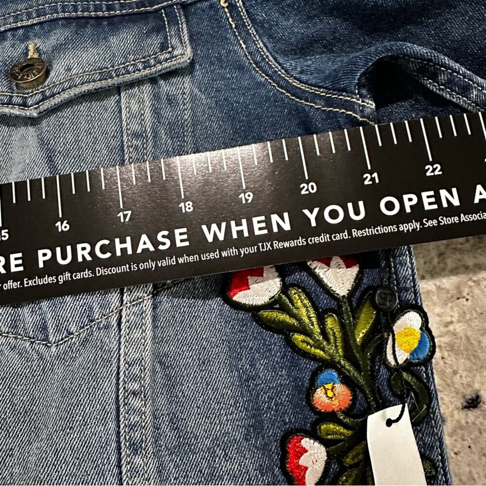 Sneak peak jean jacket. Size medium Embroidered - Picture 10 of 11
